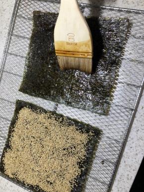 再准备一片白芝麻，刷少于酱汁