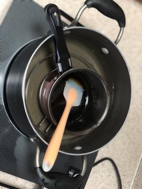 隔水加热，直至融化混匀，小锅不要厉害热水，一直水里放着