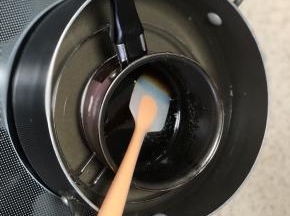 隔水加热，直至融化混匀，小锅不要厉害热水，一直水里放着