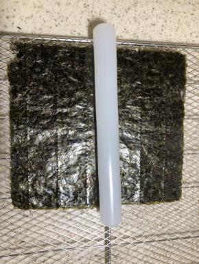 盖在上面，用手掌按压紧实，或者擀面杖擀紧