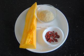 准备好食材，南瓜我用的是老南瓜，颜色特别的鲜艳好看，对于孩子来说很有吸引力。