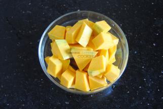 南瓜去皮切小块备用。