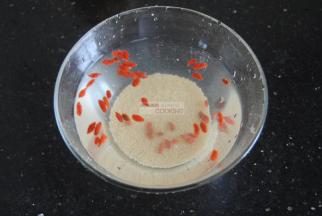 枸杞和小米清洗干净，捞出备用，小米能增加羹的顺滑感，喜欢更加黏糊的可以多加点小米哦。