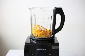 把食材通通倒入破壁机内，加水到800mI，我用的是米厨，其他破壁机敬请参考。