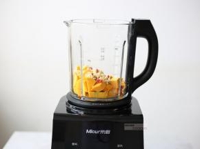 把食材通通倒入破壁机内，加水到800mI，我用的是米厨，其他破壁机敬请参考。