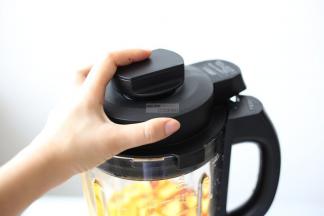 盖上破壁机的盖子，要是喜欢甜的可以往里加冰糖，要是想加蜂蜜，那就磨好了羹，喝的时候拌入，这样才不会破坏蜂蜜的营养。