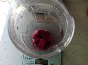 火龙果取出果肉，直接放入榨汁机。