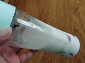 然后把榨汁杯的盖子扭紧。