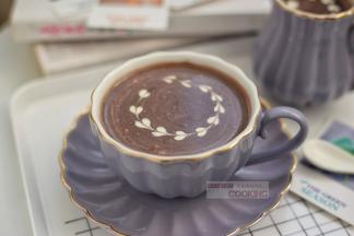 香浓顺滑的黑米豆浆就完成了，搭配面包包子油条都很有味道，早餐吃它准没错的呢~