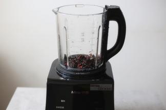 将黑豆黑米红米捞出放入破壁机内。