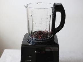 将黑豆黑米红米捞出放入破壁机内。
