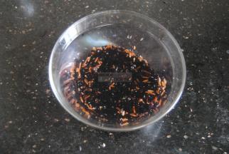 将黑米，红米和黑豆提前浸泡4小时左右，要是用破壁机直接使用干豆也是可以的。