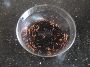 将黑米，红米和黑豆提前浸泡4小时左右，要是用破壁机直接使用干豆也是可以的。