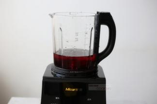 倒入纯净水，水位要到800ML，这种稠度刚刚好，顺滑也饱腹，早餐食用最适宜了。