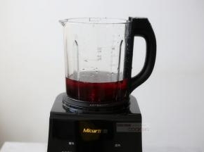 倒入纯净水，水位要到800ML，这种稠度刚刚好，顺滑也饱腹，早餐食用最适宜了。