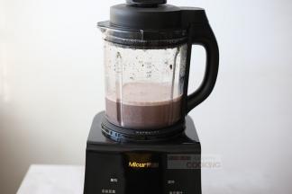 启动五谷豆浆键，大约25分钟即可完成，出来的豆浆很是细腻哦~