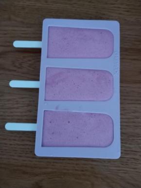 最后完成的雪糕汁倒入模具内。