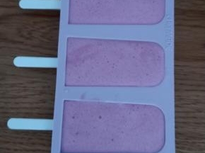 最后完成的雪糕汁倒入模具内。