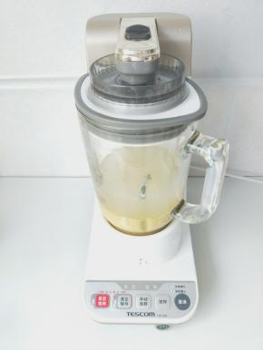 放入料理机，加入适量清水，打成米浆。