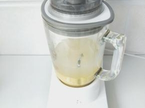 放入料理机，加入适量清水，打成米浆。