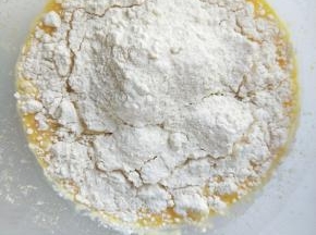 筛入面粉。