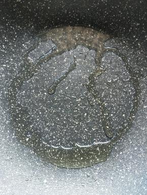 热锅放油改小火。