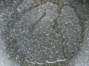 热锅放油改小火。