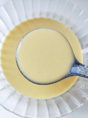 倒入一勺面糊。