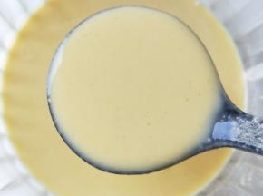 倒入一勺面糊。