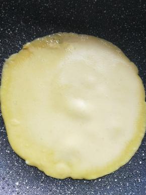 面糊凝固翻面。