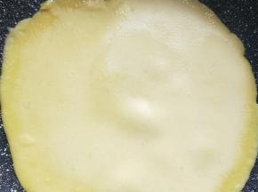 面糊凝固翻面。