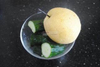 准备好黄瓜和雪梨，本地有盛产沙梨，买了好几个，但是口感微酸，孩子就挑了这个酥梨。