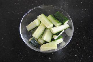 先把黄瓜洗净，用盐稍稍搓一下表皮，切小块，皮不用去掉，去掉颜色就不清新了哦。