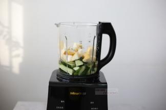 一起放入米厨破壁机内，总重量大约是250克左右，加入25克的冰糖