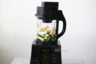 加水到800ML，盖上真空盖 ，我的是米厨破壁机，其他品牌请参考说明书。