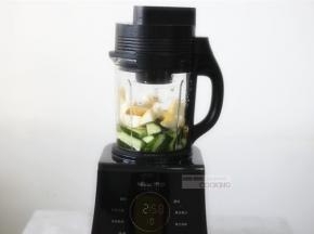 加水到800ML，盖上真空盖 ，我的是米厨破壁机，其他品牌请参考说明书。