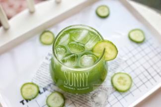 往里加入几块冰块，好清爽，味道带着黄瓜的清香，很润喉哦~