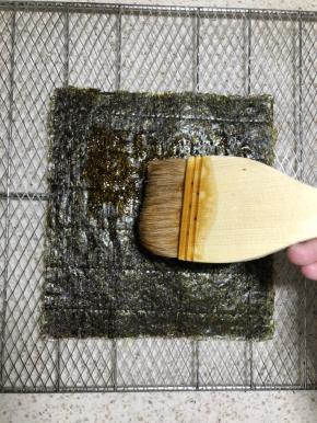 准备一片海苔片，刷一层酱汁