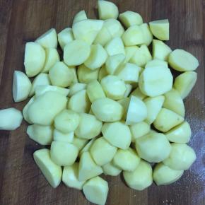 把个头比较大一点儿的洋芋切成小块儿备用，个头小的就不用管它啦！