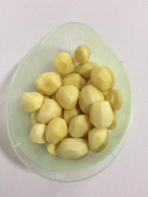 用削皮刀把高山洋芋的皮削下来，清洗干净备用。