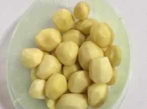 用削皮刀把高山洋芋的皮削下来，清洗干净备用。