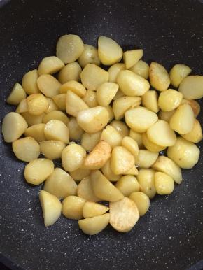 煎制洋芋表面金黄色即可。