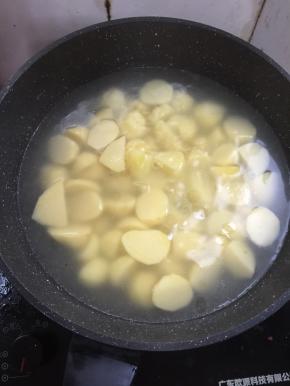 锅里放入适量的水烧开，放入一勺盐和几滴油，倒入切好的洋芋煮至断生捞出沥干水分备用。。