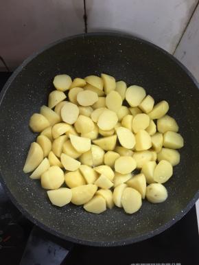 锅里放入少许的油，把洋芋放进去中小火慢慢煎制。