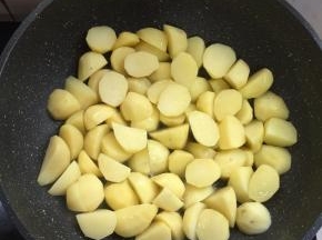 锅里放入少许的油，把洋芋放进去中小火慢慢煎制。