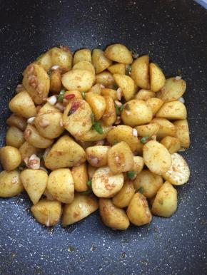 起锅前加入适量的鸡精调味即可。