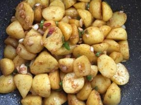 起锅前加入适量的鸡精调味即可。