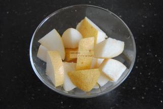 梨子用盐搓洗一下表皮，防止有果腊残留，切小块，去芯。