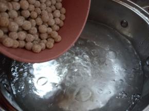 加入红豆珍珠盖盖子煮40分钟，关火后继续闷20分钟。