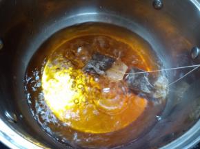 400克清水煮沸后加入红茶包，煮三分钟后捞出茶包。